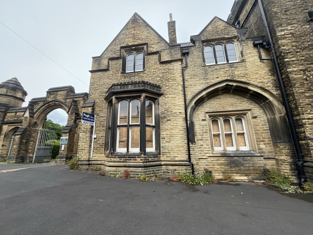 Edgerton Cemetery Lodge, Cemetery Road, Edgerton, Huddersfield, West Yorkshire, HD1 5NF
