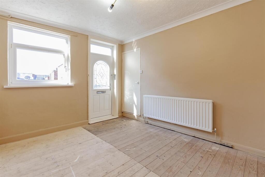 16 Chapman Lane, Grassmoor, Chesterfield, Derbyshire, S42 5EN