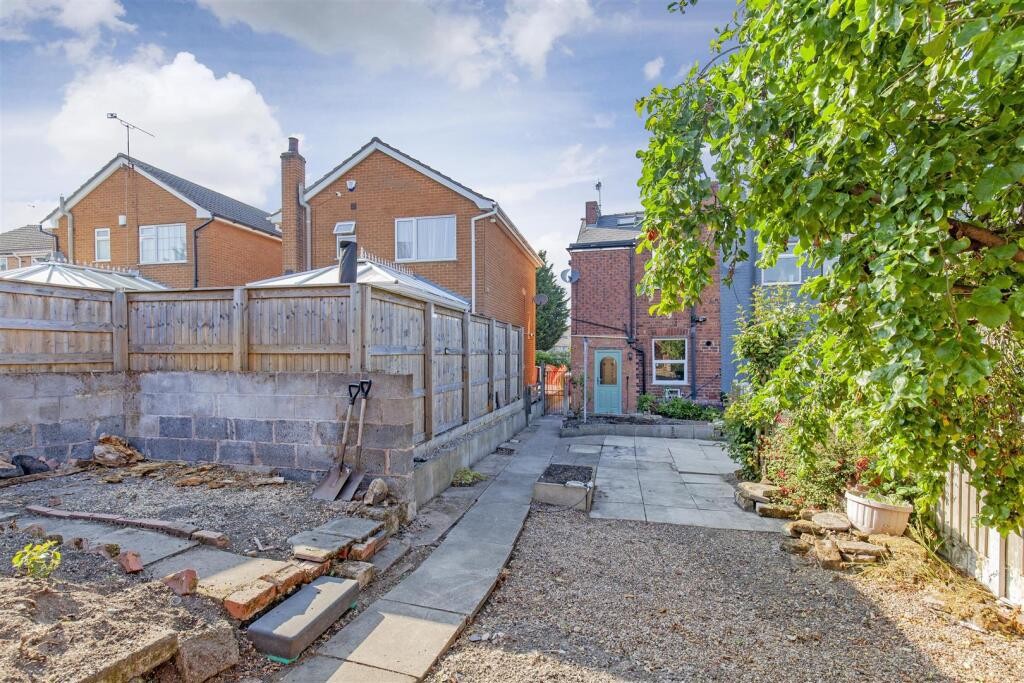 16 Chapman Lane, Grassmoor, Chesterfield, Derbyshire, S42 5EN