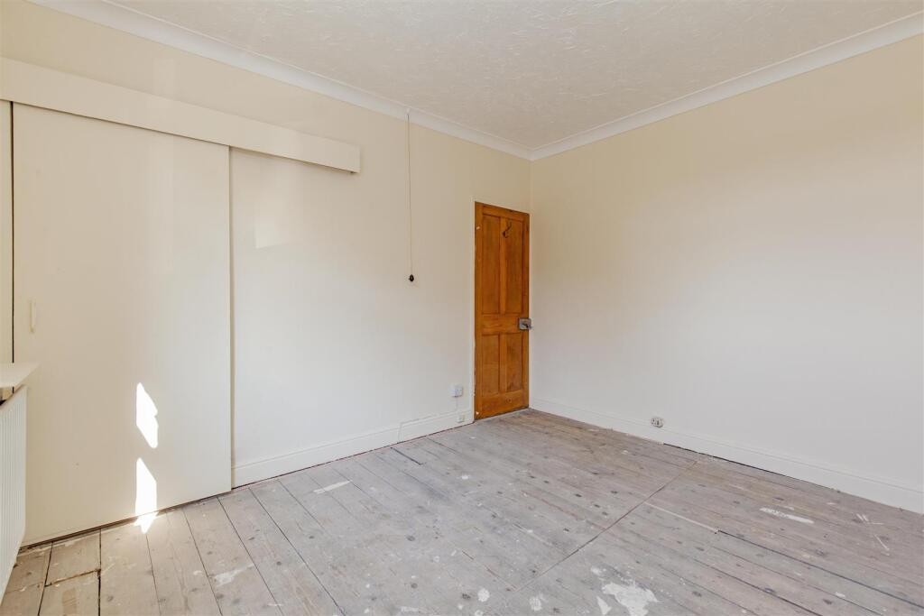 16 Chapman Lane, Grassmoor, Chesterfield, Derbyshire, S42 5EN